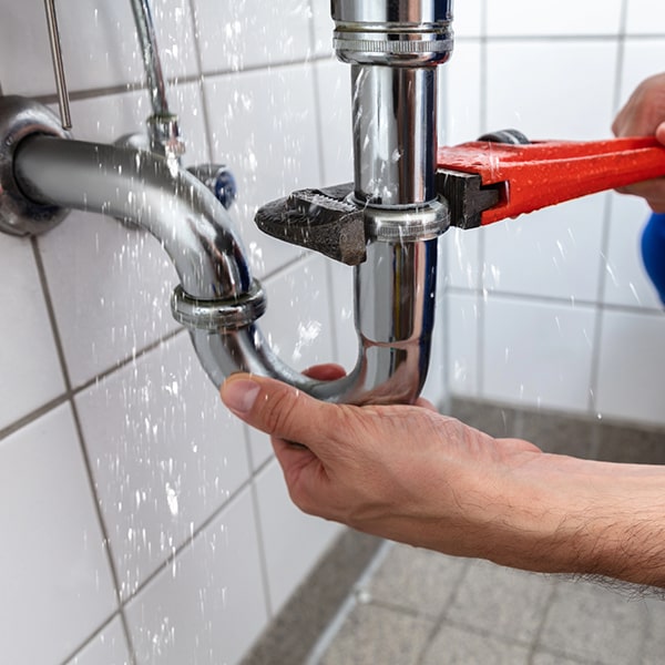 plomeros de emergencia atiende todo tipo de emergencias de plomería, incluyendo fugas, atascos, y problemas con calentadores de agua